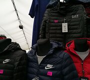Laimikis Gariūnuose: &bdquo;Chamele&ldquo; ir &bdquo;Versage kvepalai&ldquo; už 8 eurus, Turkijoje siūta &bdquo;Armani&ldquo; striukė už 60 eurų