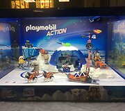 Žaislai Rie&scaron;ės gimnazijos fojė