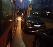 Dėl stovinčio automobilio autobusas negalėjo pravažiuoti Taikos g.