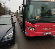 Dėl stovinčio automobilio autobusas negalėjo pravažiuoti Taikos g.