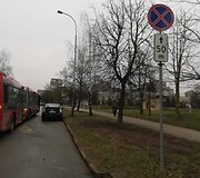 Dėl stovinčio automobilio autobusas negalėjo pravažiuoti Taikos g.