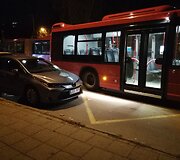 Autobusui trukdantys automobiliai