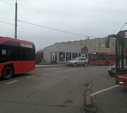 Autobusui trukdantys automobiliai
