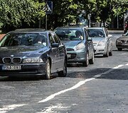 Vairuotojai priversti važinėti banguotu grindiniu.