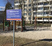 Lentos su įspėjimais vaikų žaidimų aik&scaron;telėse