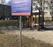 Lentos su įspėjimais vaikų žaidimų aik&scaron;telėse