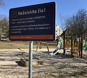 Lentos su įspėjimais vaikų žaidimų aik&scaron;telėse
