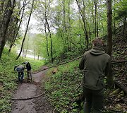 Pavilnių ir Verkių regioninių parkų darbuotojai užtveria takus kalnų dviratininkams.