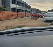 &bdquo;&Scaron;iaurės pa&scaron;vaistės&ldquo; kvartalo gyventojai po liūčių sunkiai pasiekia savo namus.