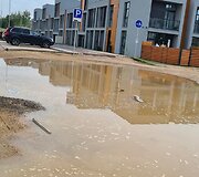 &bdquo;&Scaron;iaurės pa&scaron;vaistės&ldquo; kvartalo gyventojai po liūčių sunkiai pasiekia savo namus.