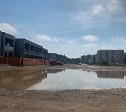 &bdquo;&Scaron;iaurės pa&scaron;vaistės&ldquo; kvartalo gyventojai po liūčių sunkiai pasiekia savo namus.