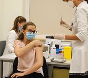 Kauno klinikose prasidėjo darbuotojų skiepijimas COVID-19 vakcina.