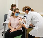 Kauno klinikose prasidėjo darbuotojų skiepijimas COVID-19 vakcina.