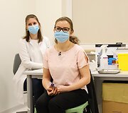 Kauno klinikose prasidėjo darbuotojų skiepijimas COVID-19 vakcina.