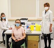 Kauno klinikose prasidėjo darbuotojų skiepijimas COVID-19 vakcina.