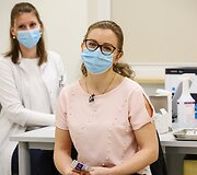 Kauno klinikose prasidėjo darbuotojų skiepijimas COVID-19 vakcina.