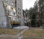 Aptvertas namas Lazdynuose, kur nukrito dalis balkono