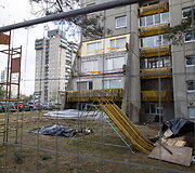 Aptvertas namas Lazdynuose, kur nukrito dalis balkono