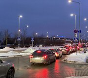 Automobilių eilės prie COVID-19 mobilaus patikros punkto Vilniuje