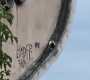 Žmonės ant Sporto rūmų stogo