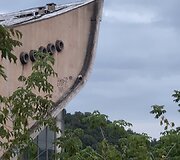 Žmonės ant Sporto rūmų stogo