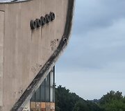 Žmonės ant Sporto rūmų stogo