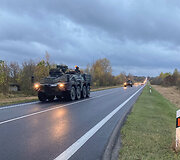 Lietuvos ir sąjungininkų kariai nuo pat ryto intensyviai tęsia judėjimą į Gen. Silvestro Žukausko poligoną Pabradėje.