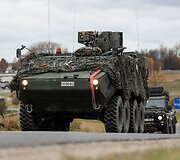 Lietuvos ir sąjungininkų kariai nuo pat ryto intensyviai tęsia judėjimą į Gen. Silvestro Žukausko poligoną Pabradėje.