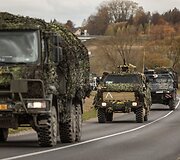 Lietuvos ir sąjungininkų kariai nuo pat ryto intensyviai tęsia judėjimą į Gen. Silvestro Žukausko poligoną Pabradėje.