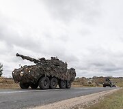 Lietuvos ir sąjungininkų kariai nuo pat ryto intensyviai tęsia judėjimą į Gen. Silvestro Žukausko poligoną Pabradėje.