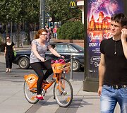 Oranžiniais dviračiais važinėjasi ir dviratininkai, ir net gyvūnai.
