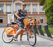 Oranžiniais dviračiais važinėjasi ir dviratininkai, ir net gyvūnai.