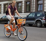 Oranžiniais dviračiais važinėjasi ir dviratininkai, ir net gyvūnai.