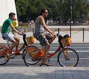 Oranžiniais dviračiais važinėjasi ir dviratininkai, ir net gyvūnai.