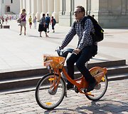 Oranžiniais dviračiais važinėjasi ir dviratininkai, ir net gyvūnai.
