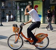 Oranžiniais dviračiais važinėjasi ir dviratininkai, ir net gyvūnai.