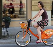 Oranžiniais dviračiais važinėjasi ir dviratininkai, ir net gyvūnai.