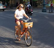Oranžiniais dviračiais važinėjasi ir dviratininkai, ir net gyvūnai.