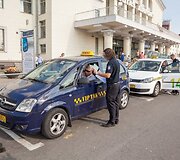 Taksistai tikrinami Vilniaus oro uoste ir &scaron;alia Geležinkelio stoties.