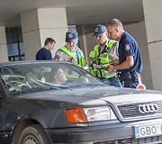 Taksistai tikrinami Vilniaus oro uoste ir &scaron;alia Geležinkelio stoties.