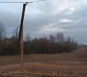 Pasvirę elektros stulpai Rusakalnio kaime
