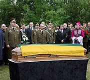 Afganistane žuvusio seržanto Arūno Jarmalavičiaus laidotuvėse Alytaus &bdquo;Klevų gatvės&ldquo; kapinėse. 