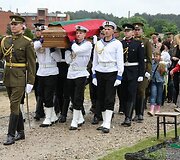 Afganistane žuvusio seržanto Arūno Jarmalavičiaus laidotuvėse Alytaus &bdquo;Klevų gatvės&ldquo; kapinėse. 