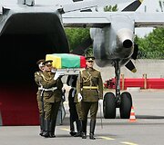 Afganistane žuvusio Lietuvos kario A.Jarmalavičiaus palaikų pasitikimo ceremonija Vilniaus oro uoste.