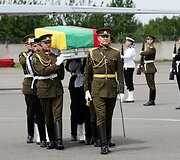 Afganistane žuvusio Lietuvos kario A.Jarmalavičiaus palaikų pasitikimo ceremonija Vilniaus oro uoste.