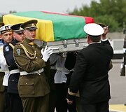 Afganistane žuvusio Lietuvos kario A.Jarmalavičiaus palaikų pasitikimo ceremonija Vilniaus oro uoste.