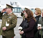 Afganistane žuvusio Lietuvos kario A.Jarmalavičiaus palaikų pasitikimo ceremonija Vilniaus oro uoste.