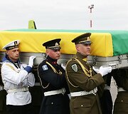 Afganistane žuvusio Lietuvos kario A.Jarmalavičiaus palaikų pasitikimo ceremonija Vilniaus oro uoste.