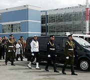 Afganistane žuvusio Lietuvos kario A.Jarmalavičiaus palaikų pasitikimo ceremonija Vilniaus oro uoste.
