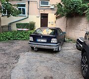Trukdantys automobiliai Vilniaus Palangos g. kieme